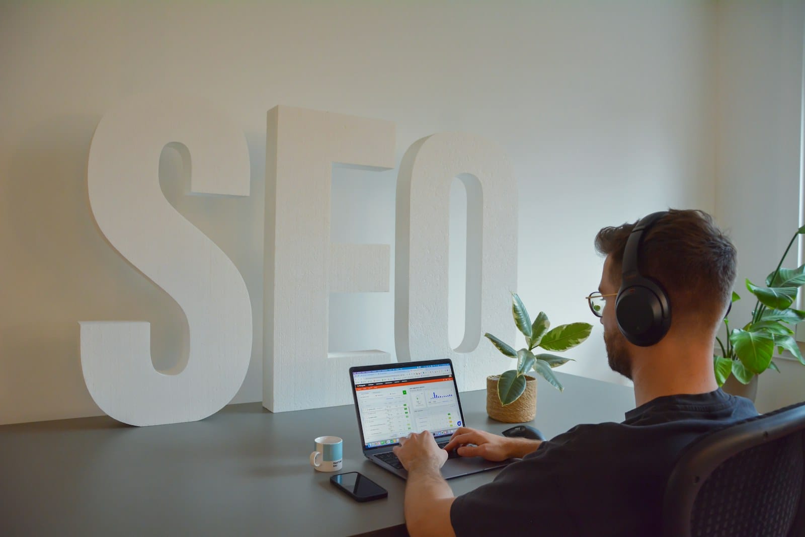 SEO-Analyse im Büro SEO-Berater prüft Suchdaten und Google-Rankings für ein Schweizer Unternehmen am Laptop